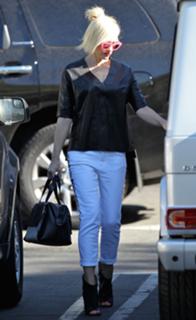 Gwen Stefani feet photo thumbnail