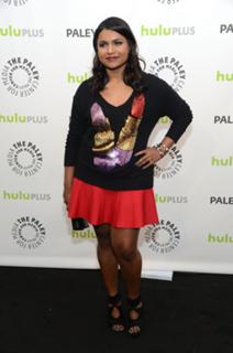 Mindy Kaling feet photo thumbnail