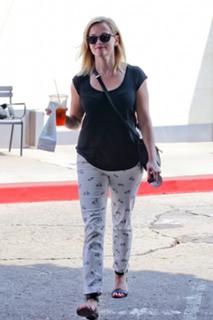 Reese Witherspoon feet photo thumbnail