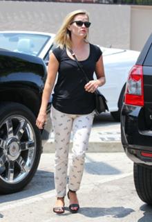Reese Witherspoon feet photo thumbnail