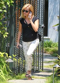 Reese Witherspoon feet photo thumbnail