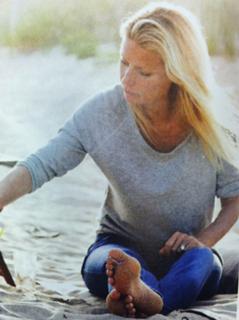 Gwyneth Paltrow feet photo thumbnail