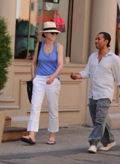 Julianna Margulies feet photo thumbnail