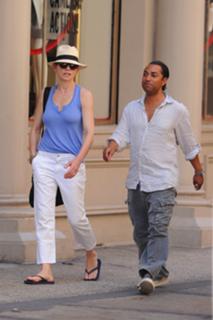 Julianna Margulies feet photo thumbnail