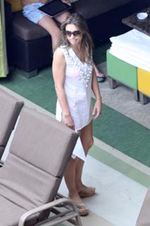 Elizabeth Hurley feet photo thumbnail