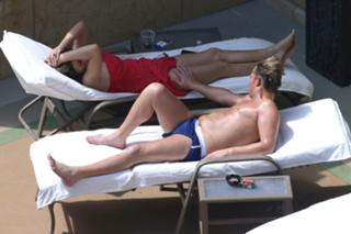 Elizabeth Hurley feet photo thumbnail