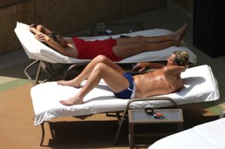 Elizabeth Hurley feet photo thumbnail