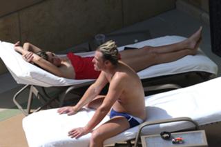 Elizabeth Hurley feet photo thumbnail