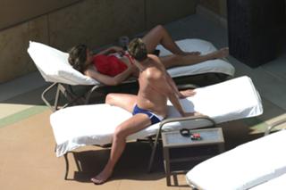 Elizabeth Hurley feet photo thumbnail