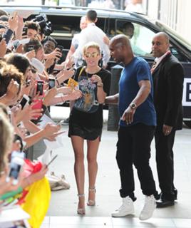 Miley Cyrus feet photo thumbnail
