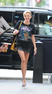 Miley Cyrus feet photo thumbnail