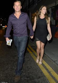 Elizabeth Hurley feet photo thumbnail