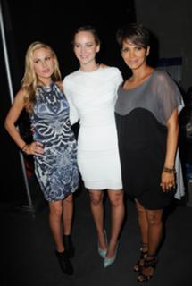 Halle Berry feet photo thumbnail