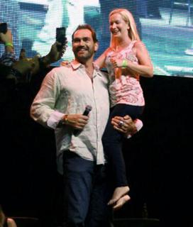 Angela Kinsey feet photo thumbnail