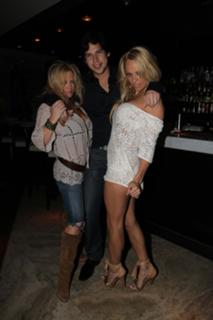 Pamela Anderson feet photo thumbnail