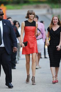 Karlie Kloss feet photo thumbnail