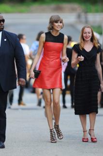 Karlie Kloss feet photo thumbnail