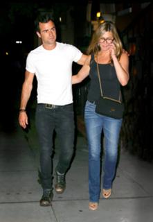 Jennifer Aniston feet photo thumbnail