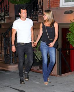 Jennifer Aniston feet photo thumbnail