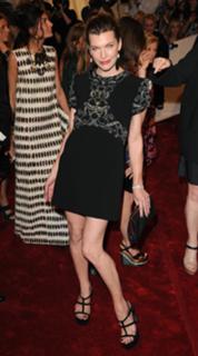 Milla Jovovich feet photo thumbnail
