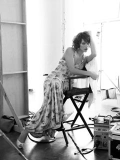 Milla Jovovich feet photo thumbnail