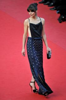 Milla Jovovich feet photo thumbnail