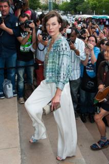Milla Jovovich feet photo thumbnail