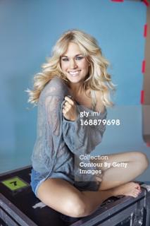 Carrie Underwood feet photo thumbnail