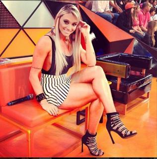 Juliana Salimeni feet photo thumbnail