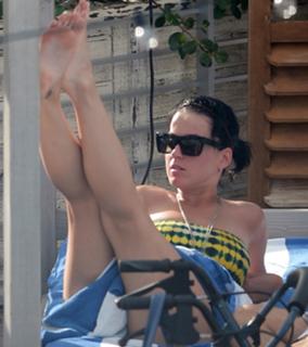 Katy Perry feet photo thumbnail