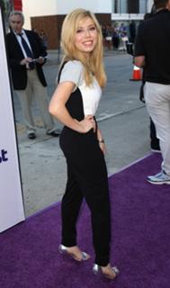 Jennette McCurdy feet photo thumbnail