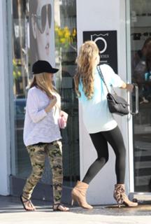 Avril Lavigne feet photo thumbnail
