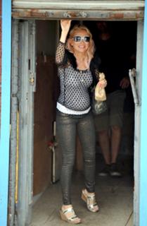 Naomi Watts feet photo thumbnail