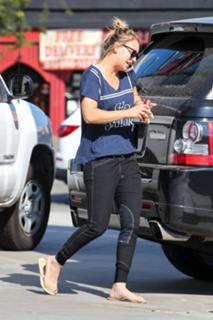 Kaley Cuoco feet photo thumbnail