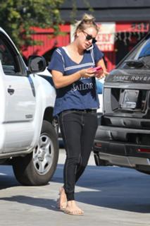 Kaley Cuoco feet photo thumbnail