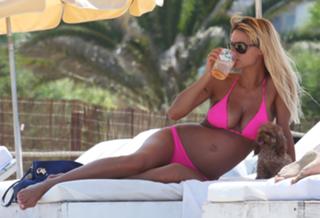 Michelle Hunziker feet photo thumbnail