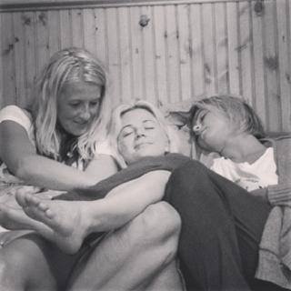 Julianne Hough feet photo thumbnail