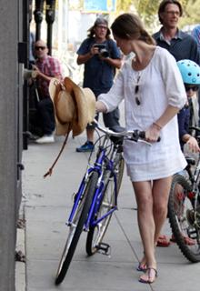 Hilary Swank feet photo thumbnail