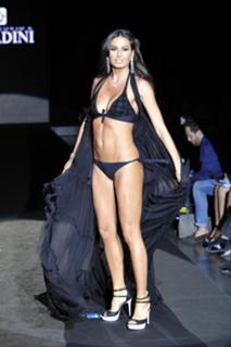 Elisabetta Gregoraci feet photo thumbnail