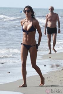 Elisabetta Gregoraci feet photo thumbnail