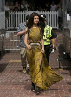 Selena Gomez feet photo thumbnail