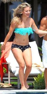 Kaley Cuoco feet photo thumbnail