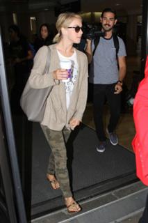 Julianne Hough feet photo thumbnail