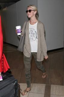 Julianne Hough feet photo thumbnail