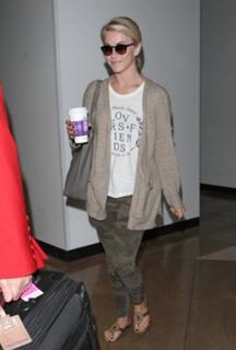 Julianne Hough feet photo thumbnail