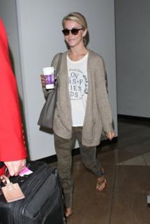 Julianne Hough feet photo thumbnail