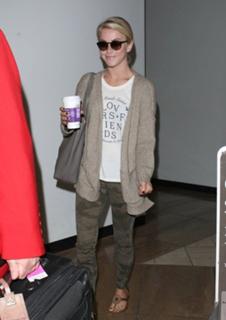Julianne Hough feet photo thumbnail