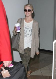 Julianne Hough feet photo thumbnail