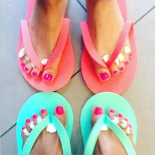 Shay Mitchell feet photo thumbnail