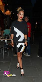 Rita Ora feet photo thumbnail